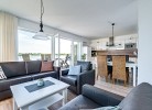 Meerglück - Wohn-/Essbereich mit offener Küche und Wasserblick