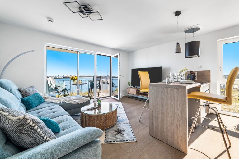 Hafenpromenade Ferienwohnung mit Blick auf den Hafen Wohnzimmer