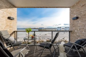 Heimathafen 1 OG Ferienwohnung: Terrasse mit Blick auf die Badebucht im Ostseeresort Olpenitz