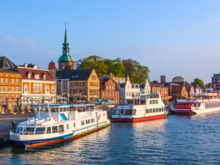 Strandvilla auf der Ostsee: Kappeln Hafen mit Schiffen