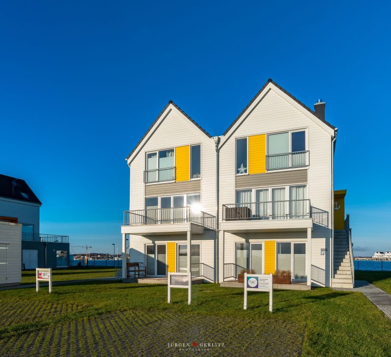 Kapitänshaus von außen. Zwei Haushälften mit Hafenblick