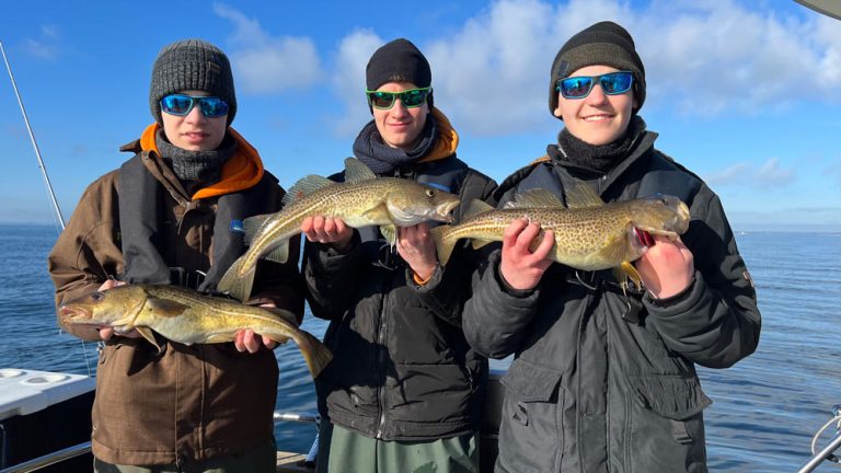 Teenager-mit-Dorschfang-vor-Damp