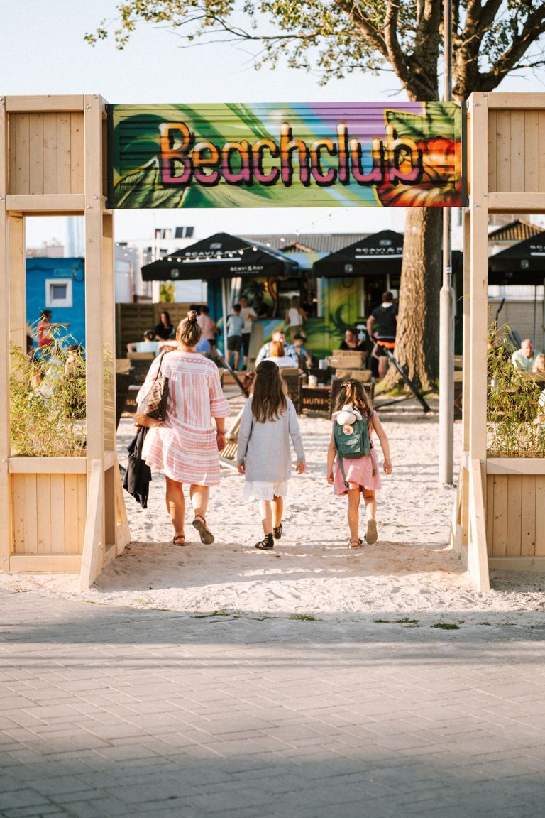 Beachclub Eingang mit Sand