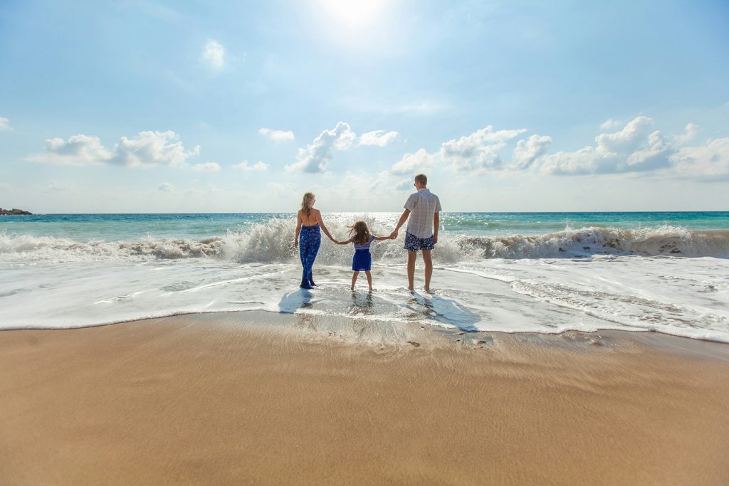 Familie am Strand im Ostseeresort Olpenitz bei Meerzeit für Ferien