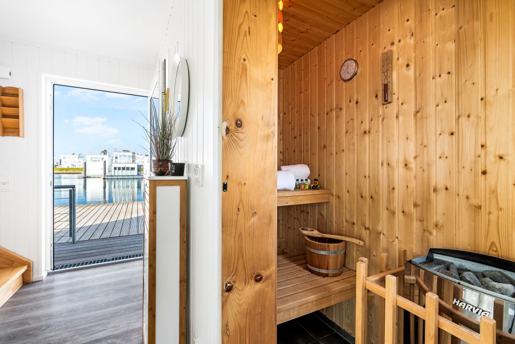 finnische Sauna in einem Hausboot mit Blick auf die Ostsee