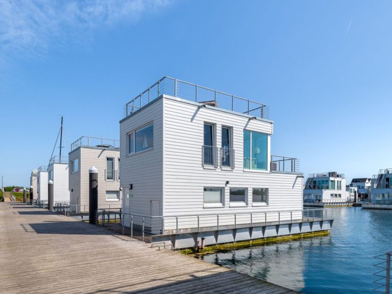 Hausboot am Steg Außenansicht Triton buchbar bei Meerzeit für Ferien im Ostseeresort Olpenitz
