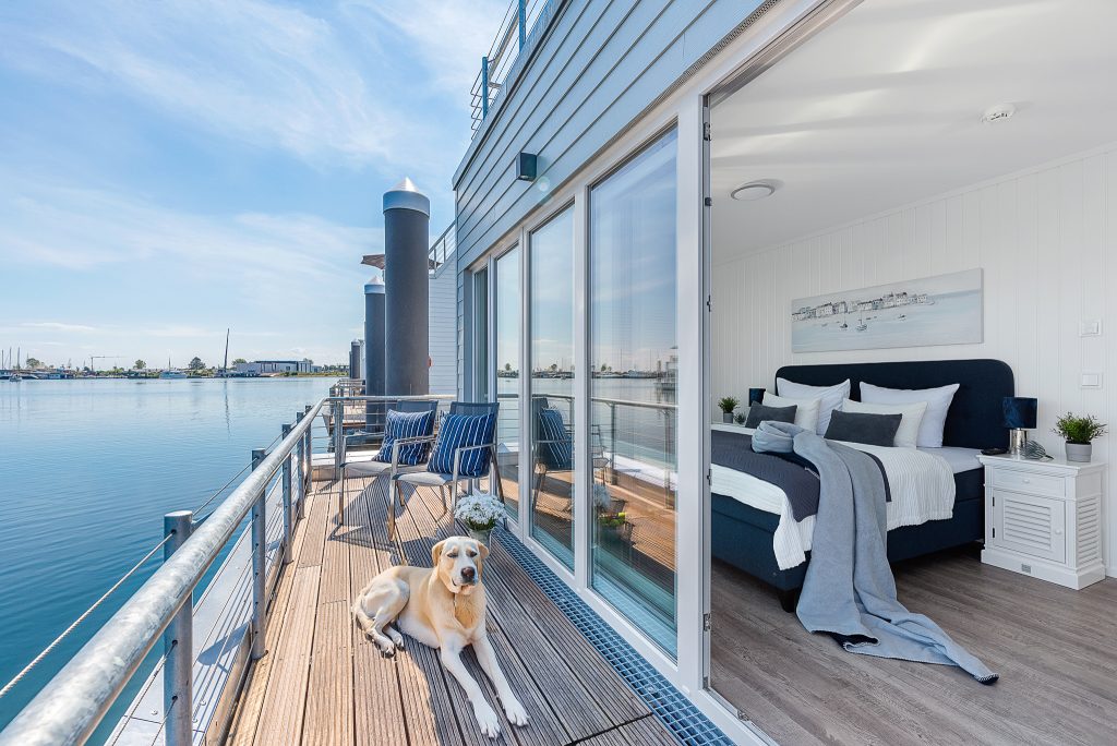 Liegender Hund auf der Terrasse von einem Hausboot