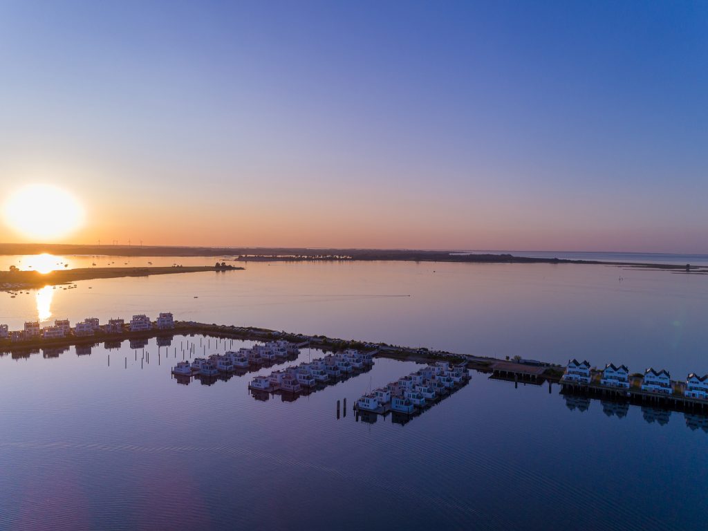 Hausboote am Schleidamm von Oben mit Steg und Blick auf die Schlei