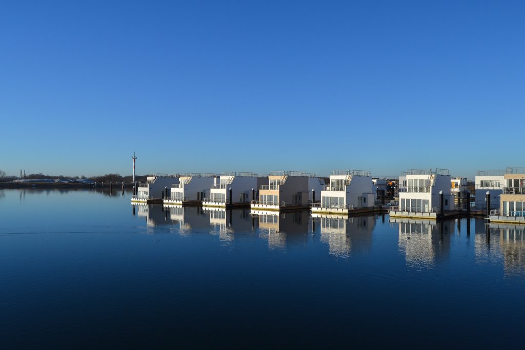 Hausboote am Steg im Hafen Olpenitz