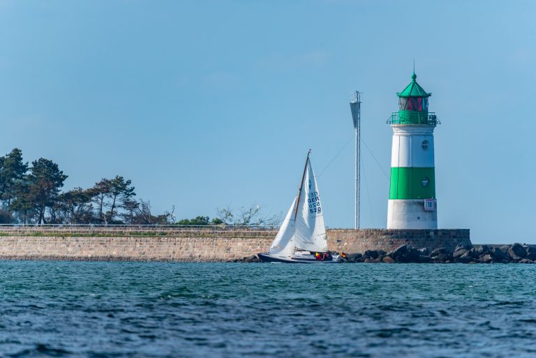 Leuchtturm Schleimünde mit Segelboot Lotseninsel