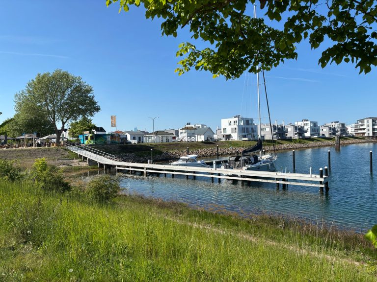 Liegeplätze mit Booten am Steg