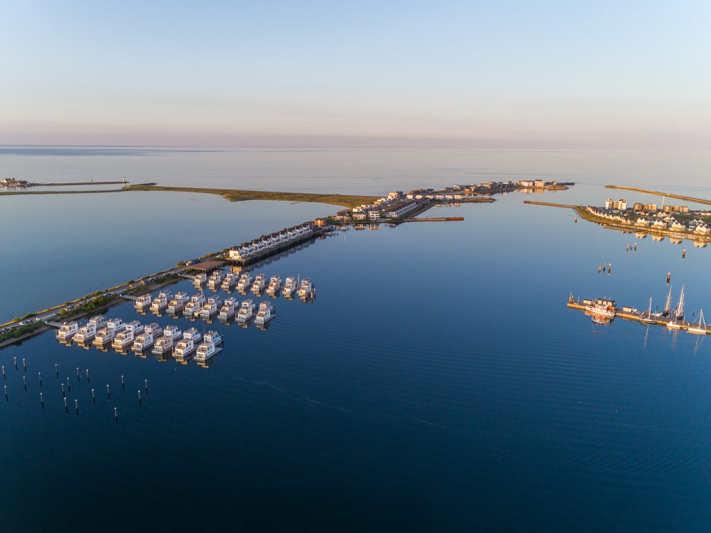 Ostseeresort Olpenitz von oben: Schleidamm und Yachthafen mit Blick auf Hafen und die Schlei