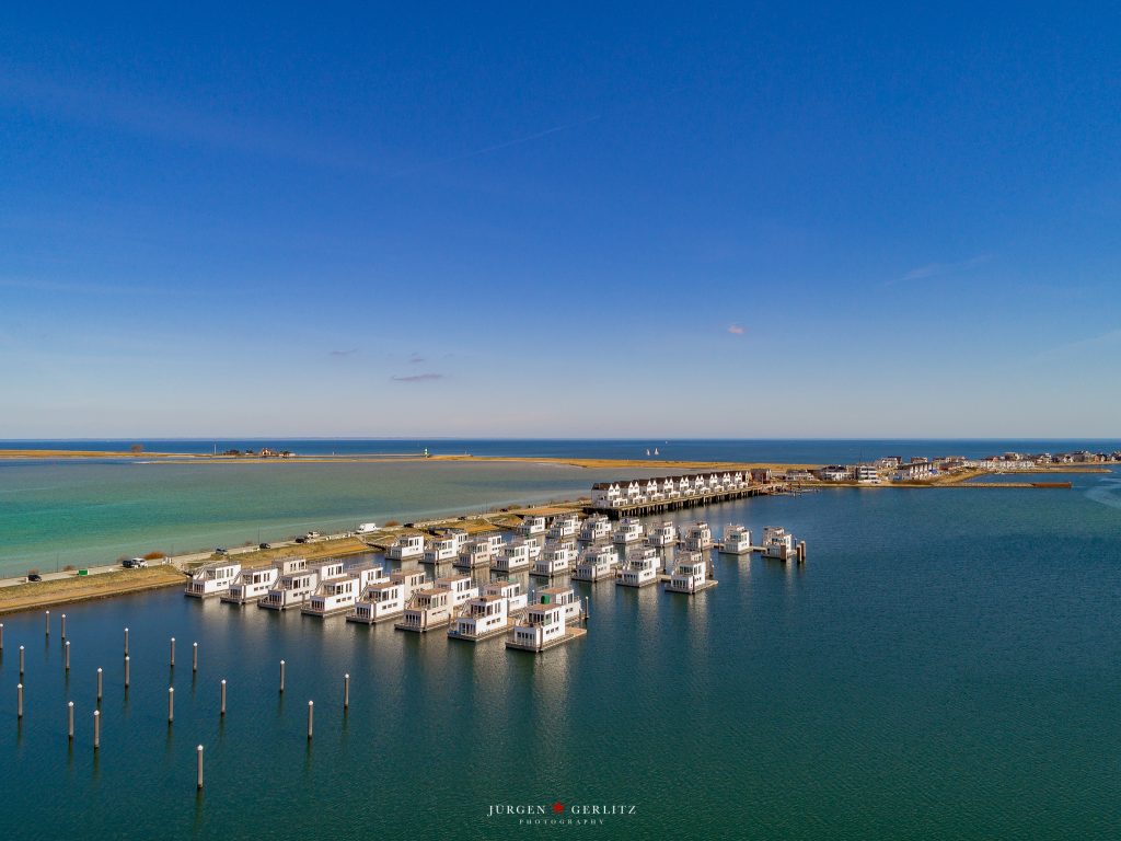 Schleidamm im Ostseeresort Olpenitz mit Blick auf die Hausboote