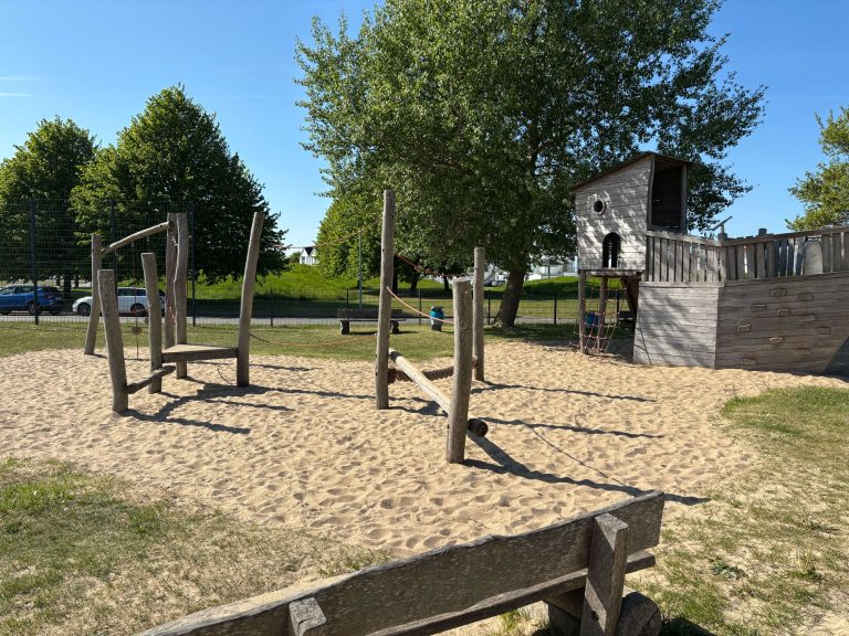 Spielplatz im Ostseeresort Olpenitz mit Holzboot, Rutsche, Schaukel