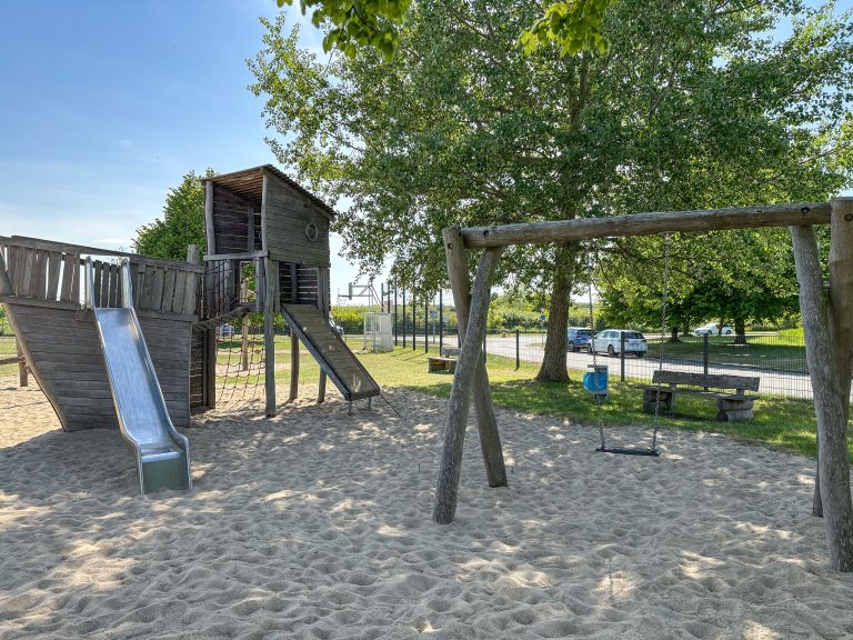 Spielplatz im Ostseeresort Olpenitz mit Holzboot, Rutsche, Schaukel