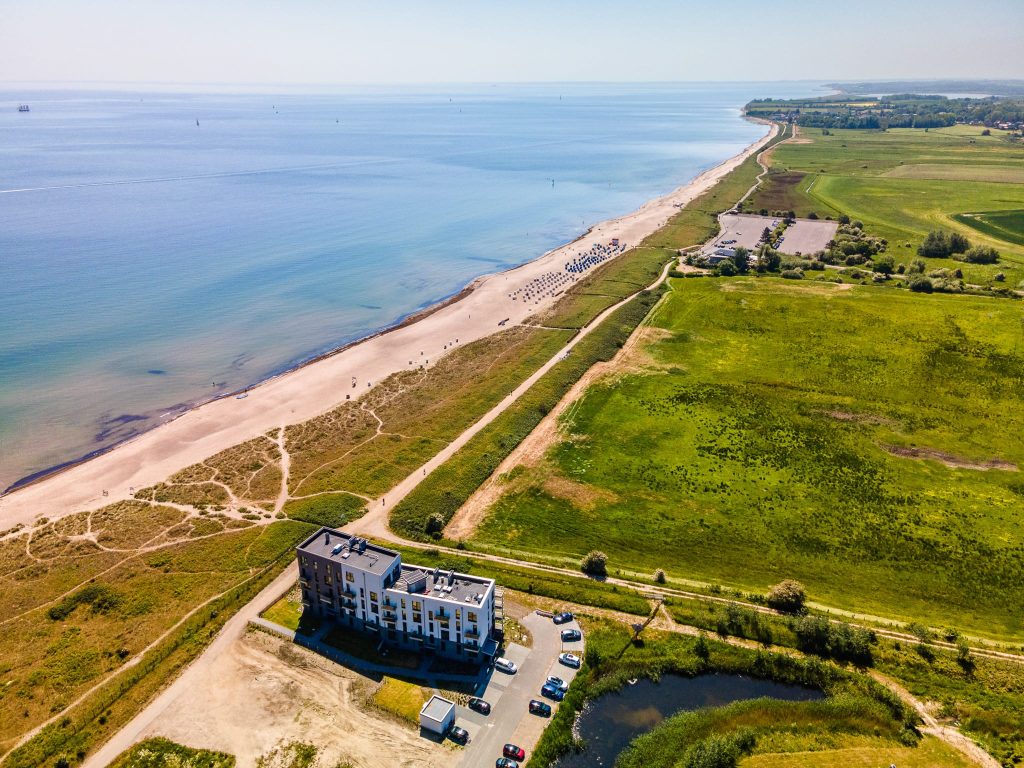 Strandpromenade mit Blick auf den Weidefelder Strand von oben