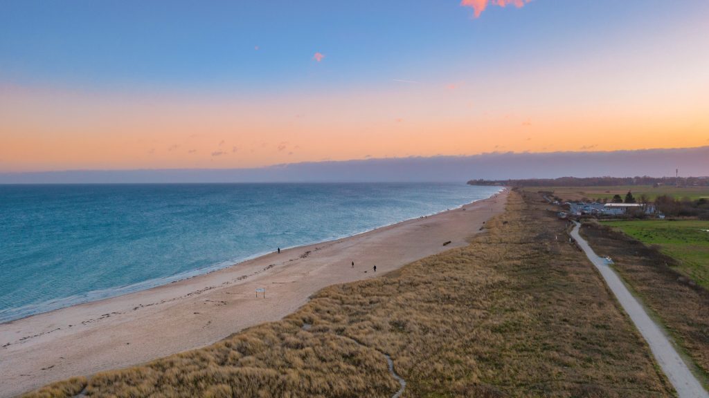 Weidefelder Strand im Ostseeresort Olpenitz Drohnenaufnahme Blick von oben auf Sand und Wellen