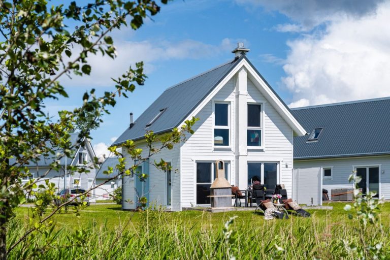 Ferienpark Ferienhaus Außenansicht im Grünen
