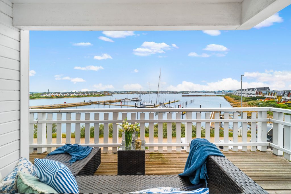 Blick auf den Yachthafen von einem Balkon einer Stranvilla aus