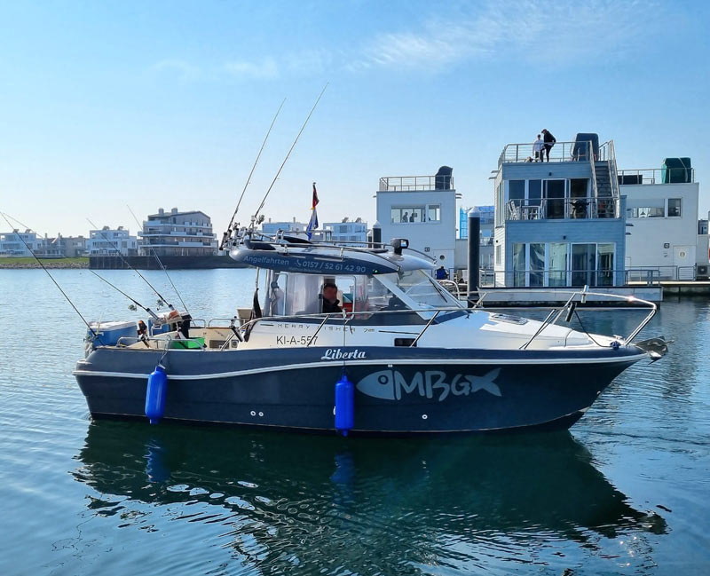 Angelboot-Liberta-mit-Kapitaen-Matthias-Brockhaus im Ostseeresort Olpenitz bei den Hausbooten