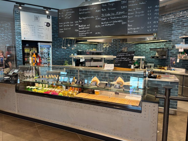 Edeka-Hafenkante-Bistro im Ostseeresort Olpenitz