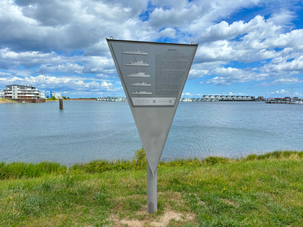 Marinedenkmal Hafenpromenade oLpenitz