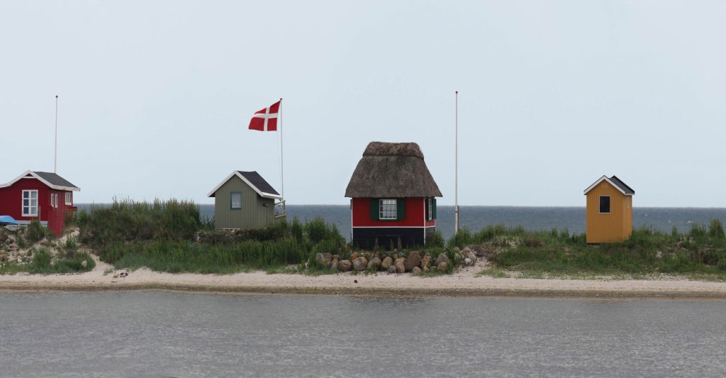 Bunte Strandhäuser auf Aeroe Dänemark