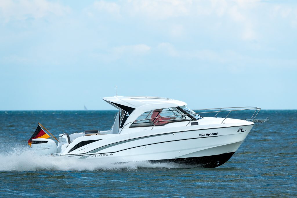Meerzeit für Segeln Motorboot auf dem Meer