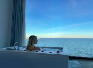 Meerzeit-für-Ferien-im-Ostseeresort-Olpenitz-Frau in der Badewanne Meerblick