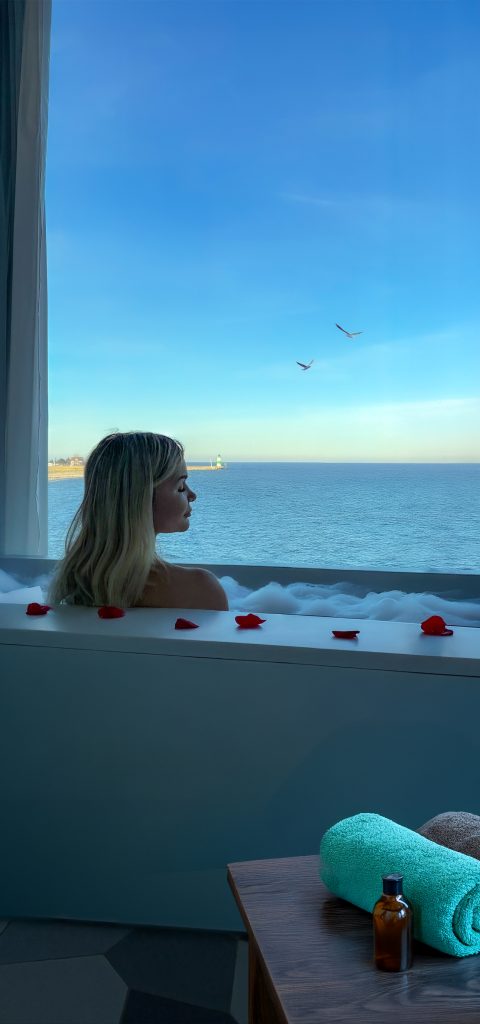 Meerzeit-für-Ferien-im-Ostseeresort-Olpenitz-Frau in der Badewanne Meerblick