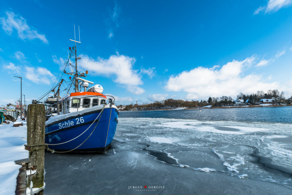 Kappeln Schiff im Hafen Winter