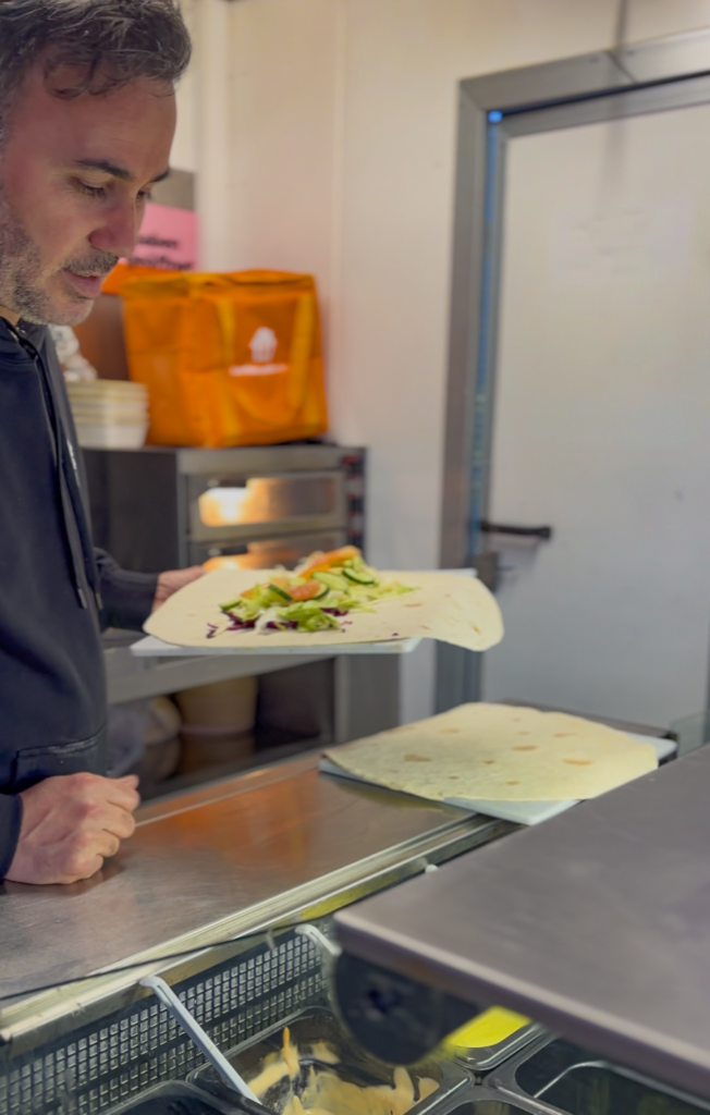 Samo beim Zubereiten der Döner